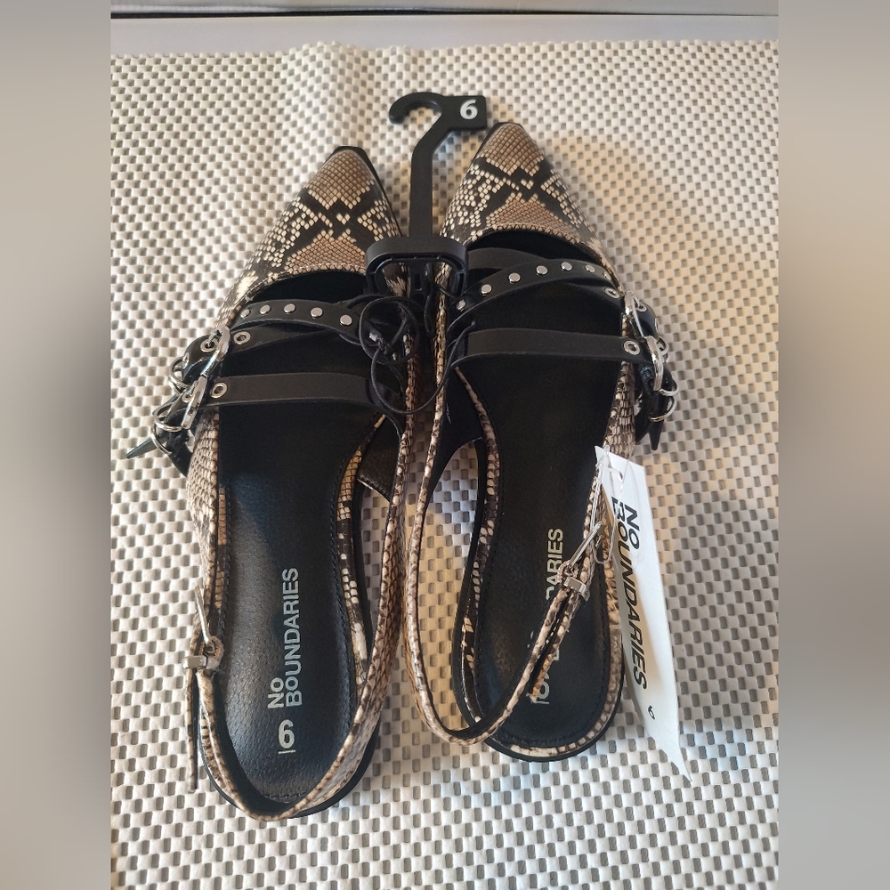 No Boundaries Women's Size 6 Faux Leather Strappy Moto Flats NWT Snake Skin